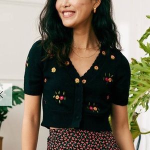 RIHOAS The Floral Embroidered Crop Tee